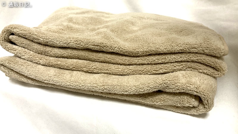 [足湯＆水着混浴への備え] マイクロファイバータオル（ヘアドライサイズ）とプルーフ巾着。