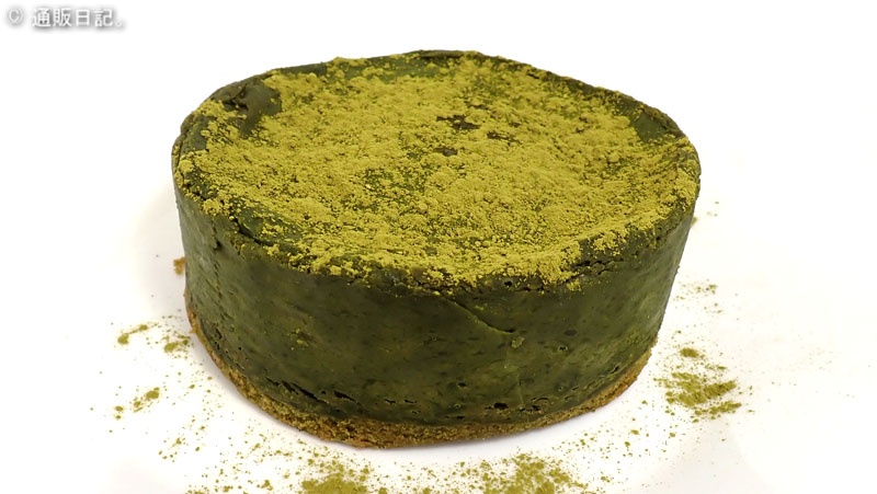 京豆腐のお濃茶ケーキ 抹茶パウダーを振りかけて仕上げる