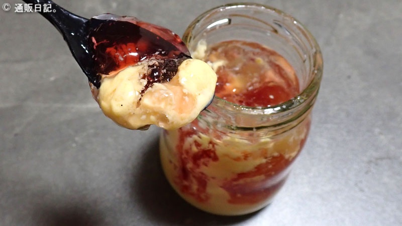 上のゼリーと下のプリンが混ざると別のスイーツに