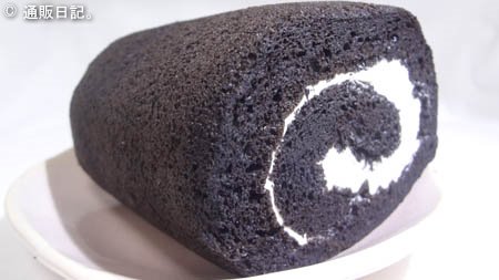 菓匠松栄堂の蔵ロール 米粉と竹炭を使った黒いロールケーキ。